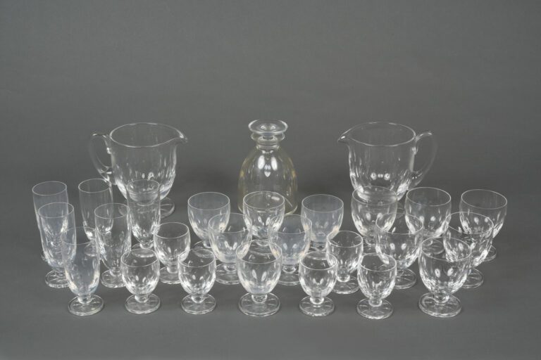 LALIQUE France - Service de verres en cristal, modèle Bocage, à décor d'alvéole…