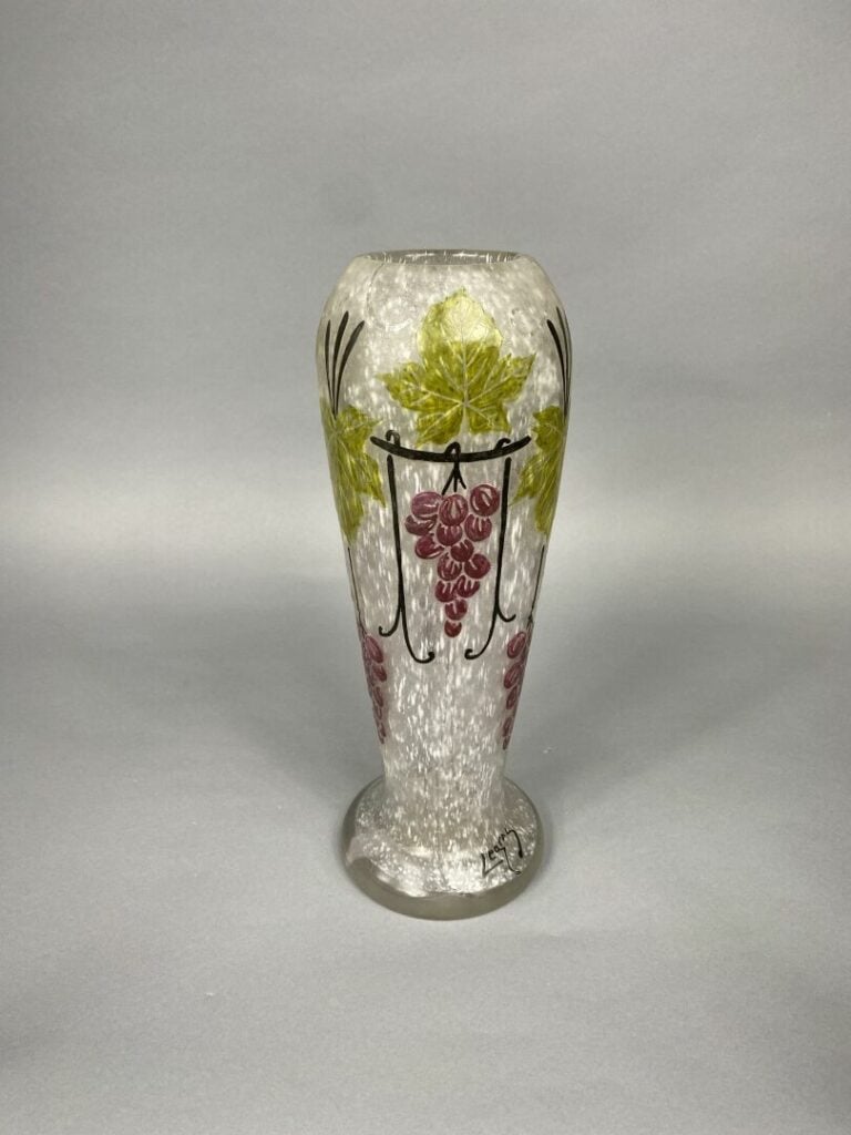 LEGRAS - Vase balustre sur piédouche circulaire en verre marmoréen à décor émai…