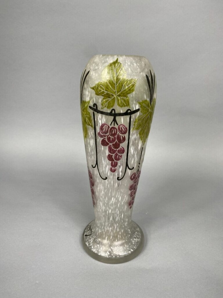 LEGRAS - Vase balustre sur piédouche circulaire en verre marmoréen à décor émai…