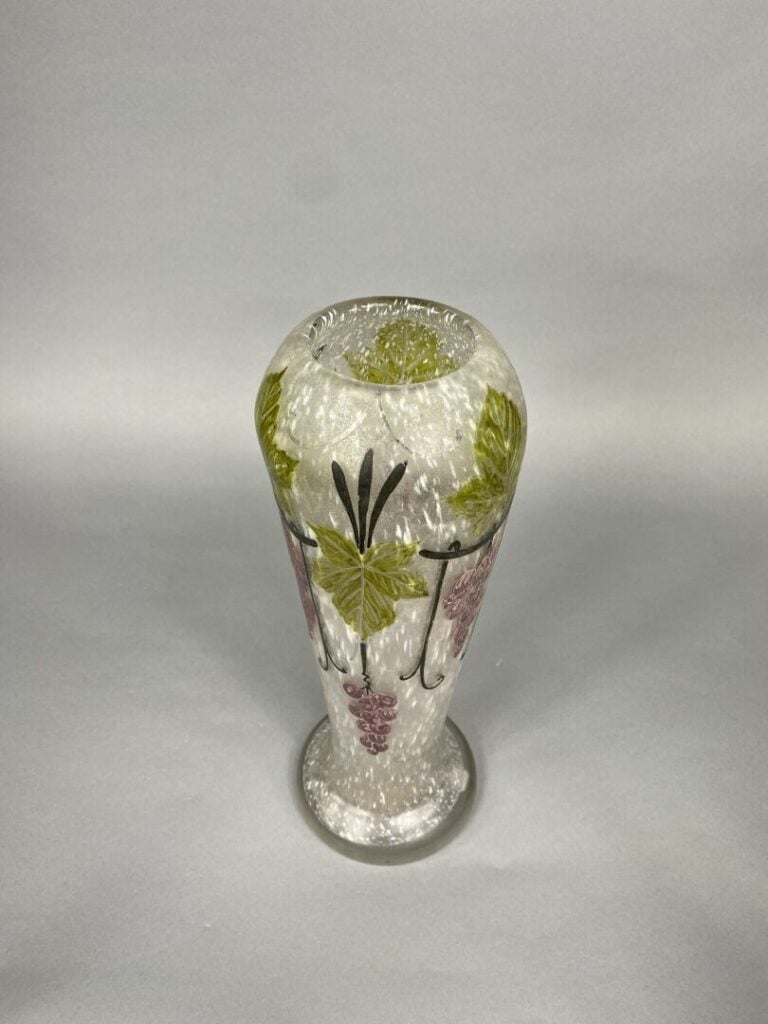 LEGRAS - Vase balustre sur piédouche circulaire en verre marmoréen à décor émai…