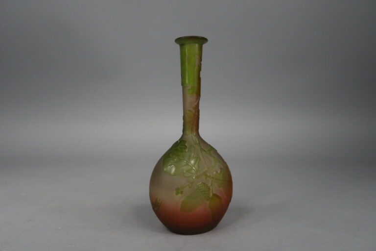 Établissements GALLE - Vase soliflore en verre doublé à décor dégagé à l'acide…