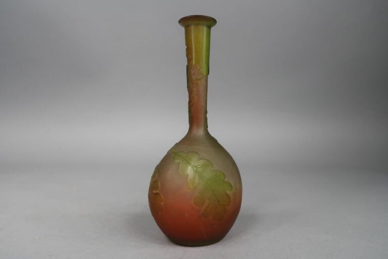 Établissements GALLE - Vase soliflore en verre doublé à décor dégagé à l'acide…