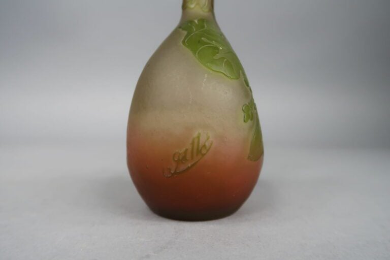 Établissements GALLE - Vase soliflore en verre doublé à décor dégagé à l'acide…