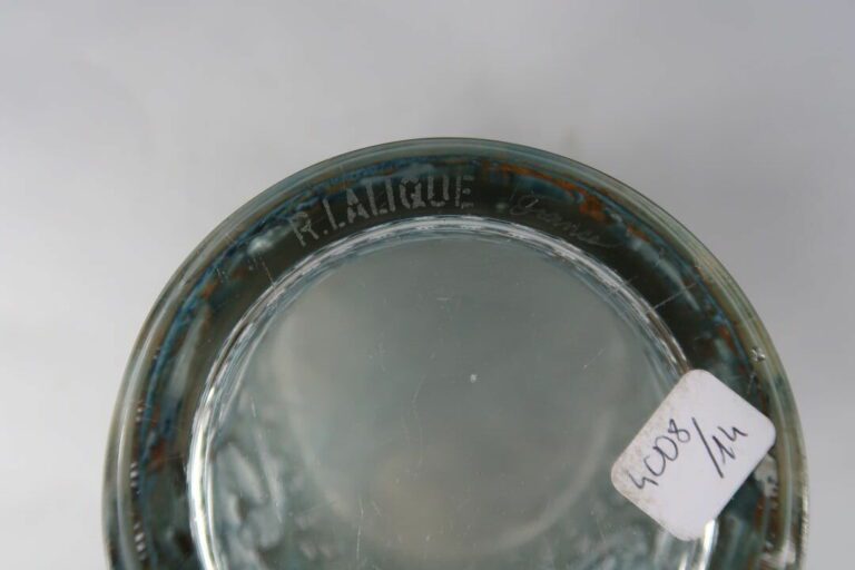 LALIQUE France - Vase en verre moulé-pressé satiné bleu modèle Ajaccio - Signé…