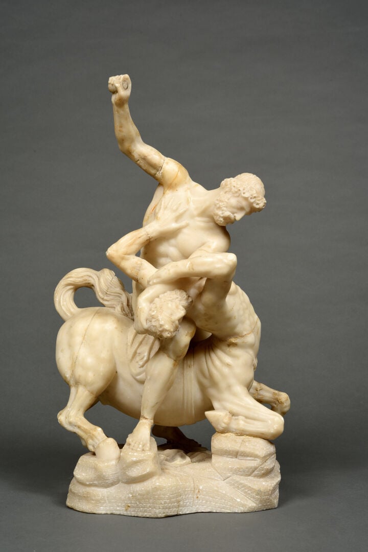 Hercule et le centaure en albâtre sculpté en ronde-bosse. Hercule, debout et à…