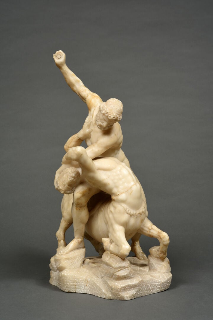 Hercule et le centaure en albâtre sculpté en ronde-bosse. Hercule, debout et à…