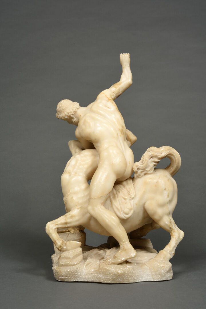 Hercule et le centaure en albâtre sculpté en ronde-bosse. Hercule, debout et à…