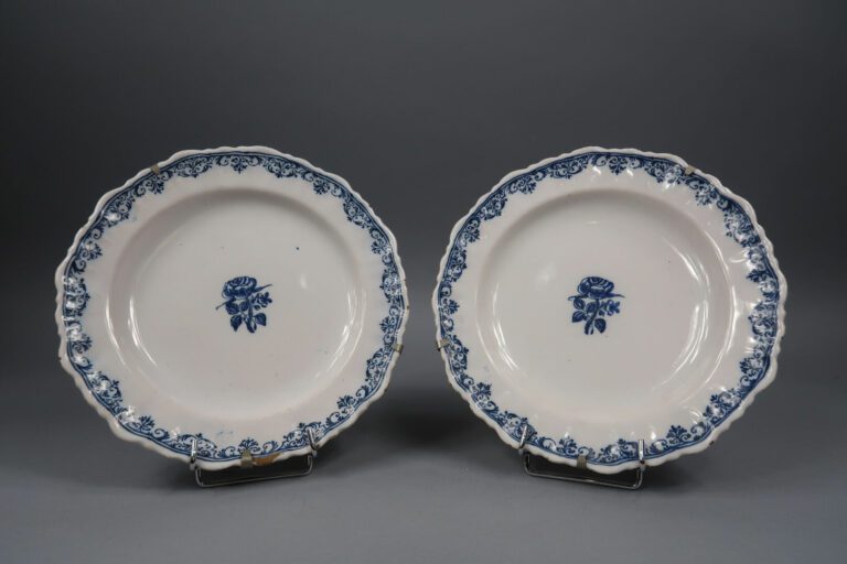 MOUSTIERS ou MONTPELLIER, XVIIIe siècle - Deux assiettes à bord godronné décoré…