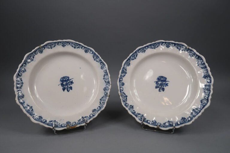 MOUSTIERS ou MONTPELLIER, XVIIIe siècle - Deux assiettes à bord godronné décoré…