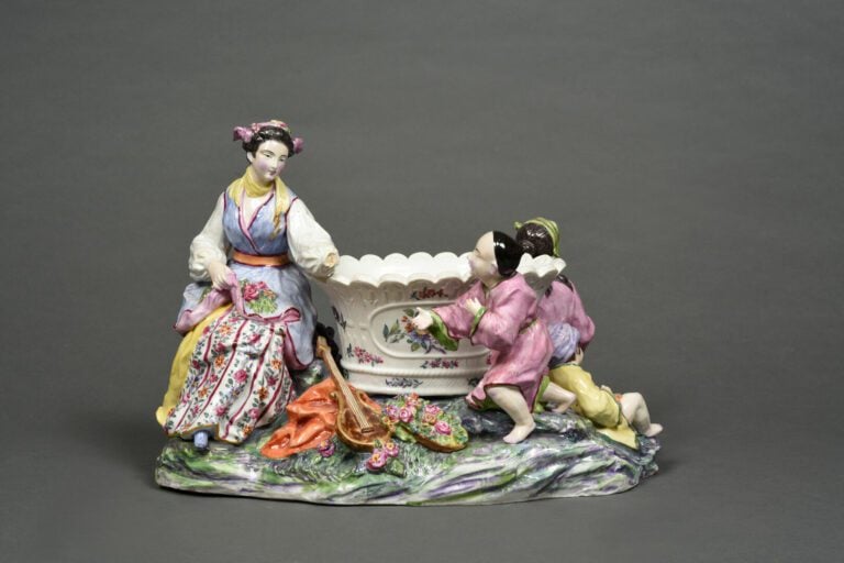 MENNECY (genre de) - Corbeille en porcelaine formée d'un groupe de personnages…