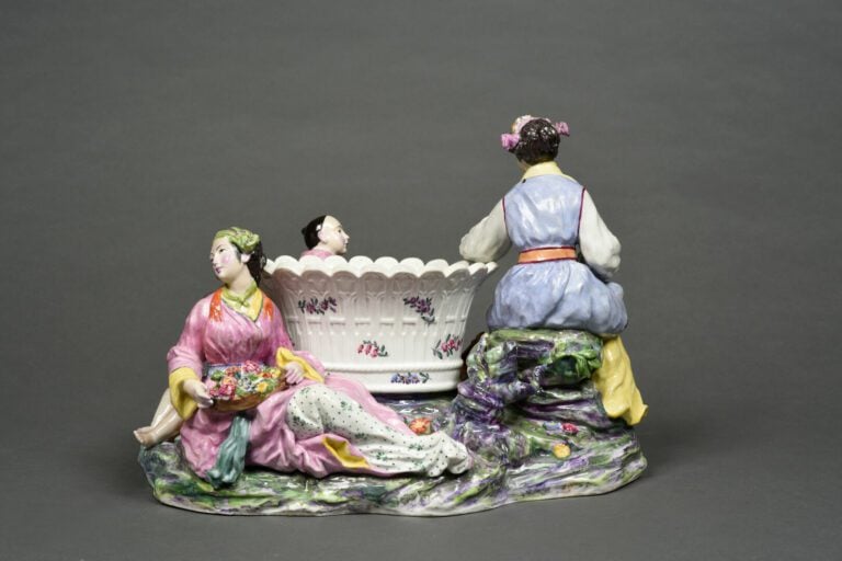 MENNECY (genre de) - Corbeille en porcelaine formée d'un groupe de personnages…