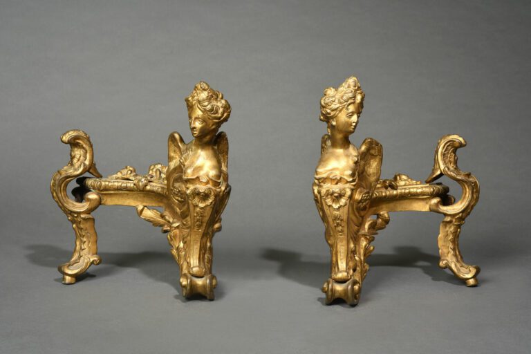 Paire de chenets en bronze doré et sculpté à décor de sphinges ailées coiffées…