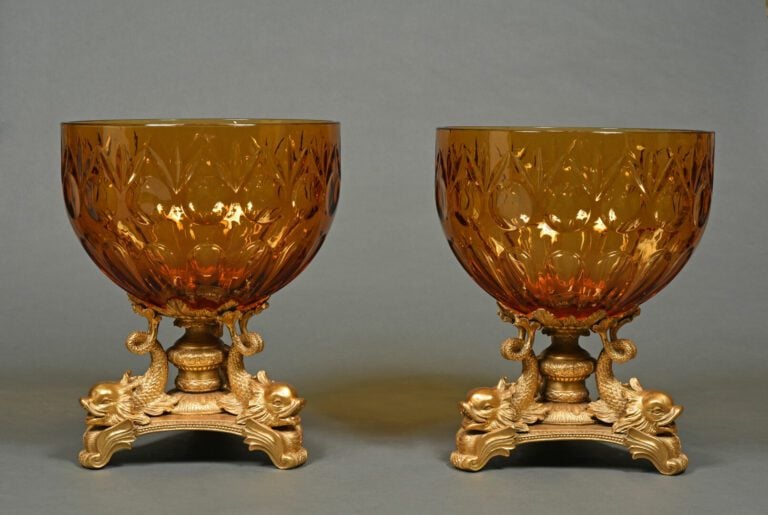 Paire d'importantes coupes en cristal de Bohême taillé fumé posant sur une base…