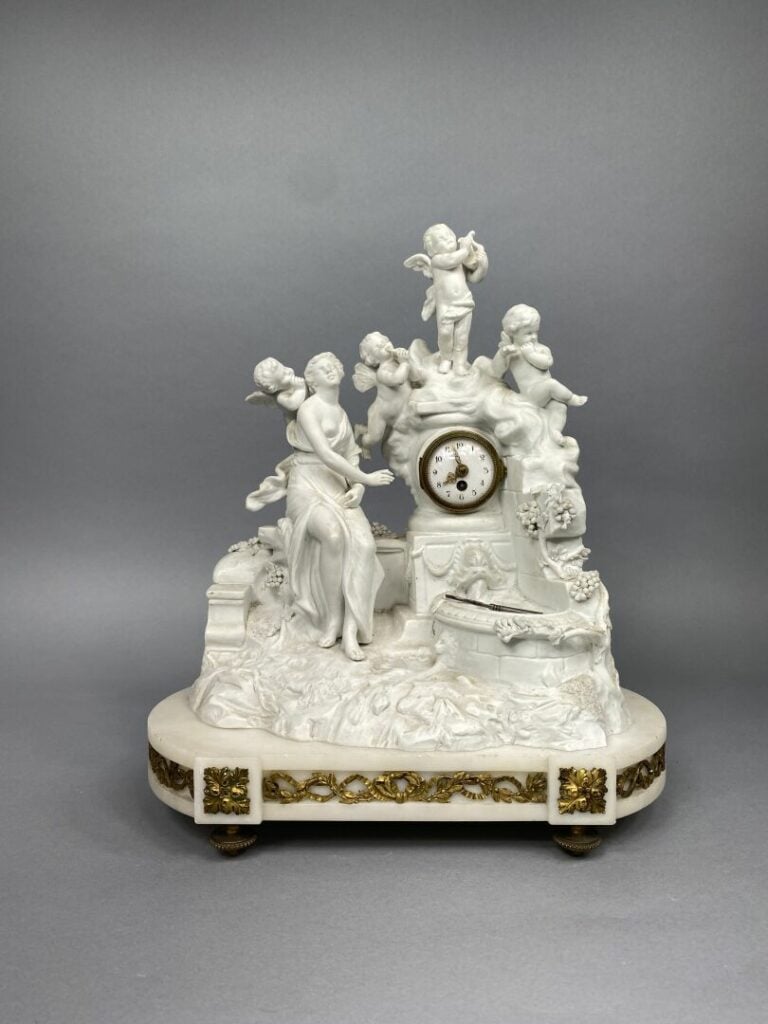 Pendule en biscuit figurant une femme drapée accompagnée de putti près d'une fo…