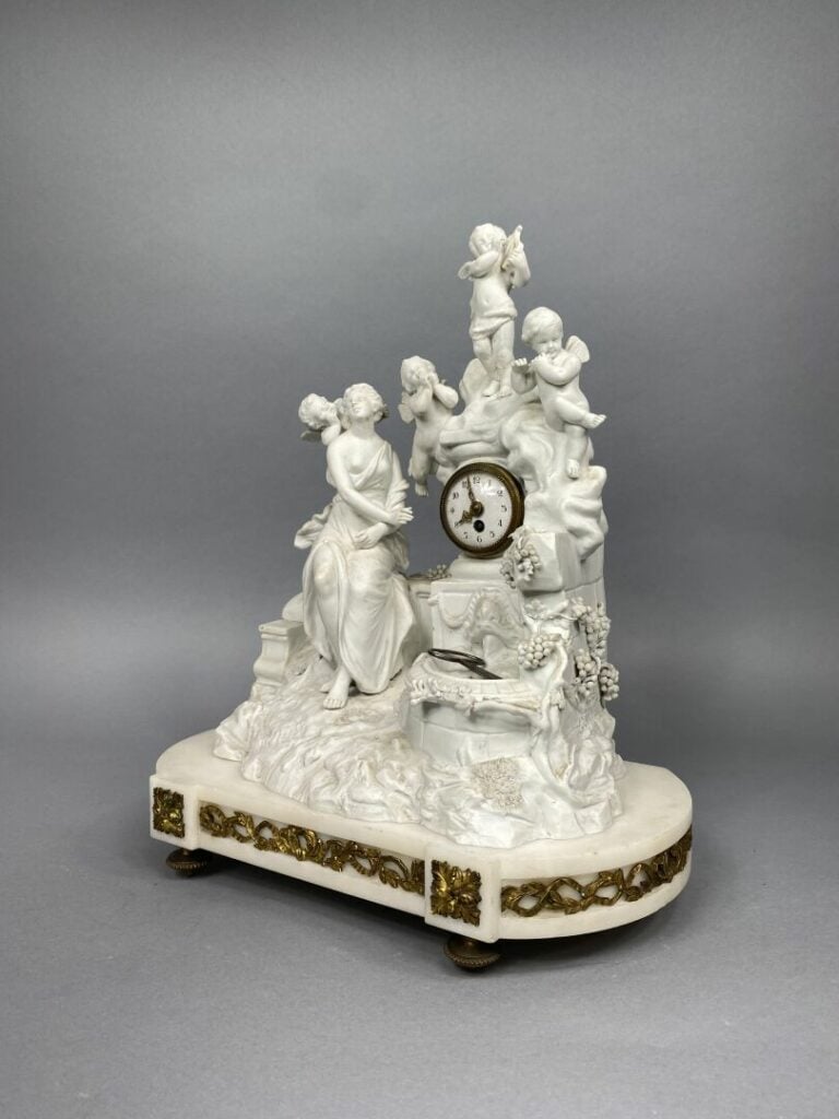 Pendule en biscuit figurant une femme drapée accompagnée de putti près d'une fo…