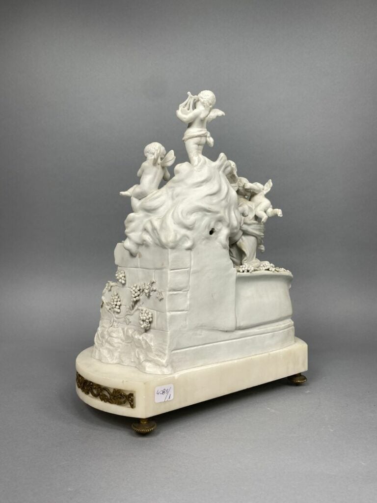 Pendule en biscuit figurant une femme drapée accompagnée de putti près d'une fo…
