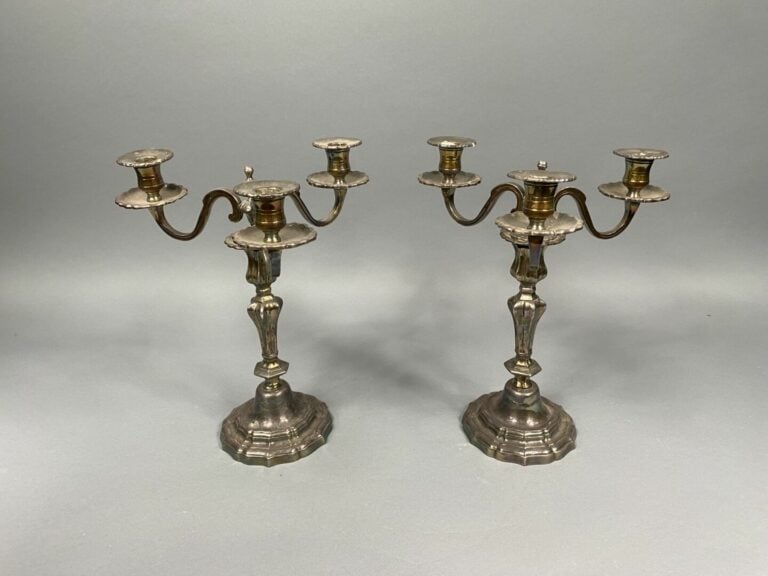 Paire de candélabres à trois lumières reposant sur une base ciruclaire en métal…