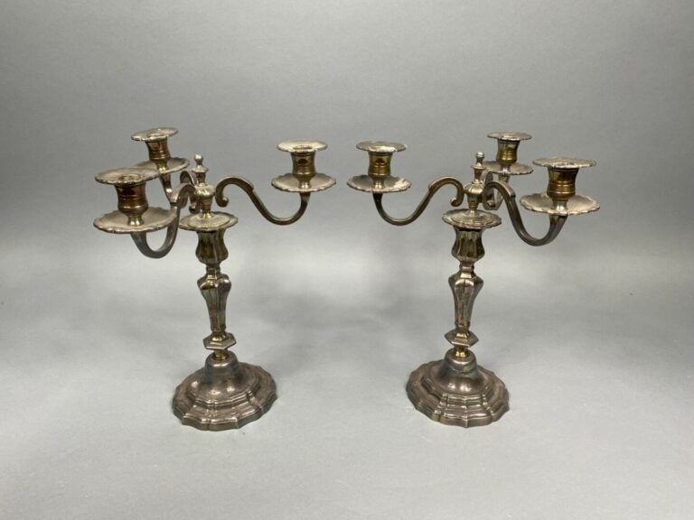 Paire de candélabres à trois lumières reposant sur une base ciruclaire en métal…