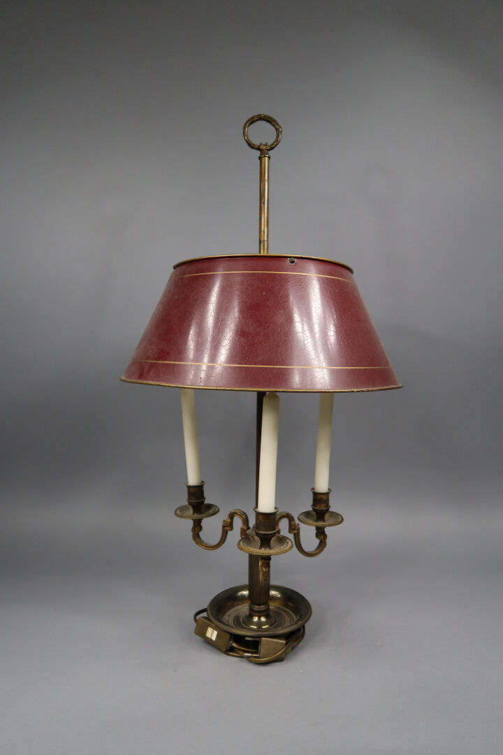 Lampe bouillotte à trois lumières en bronze et tôle laqué bordeaux - Style Loui…