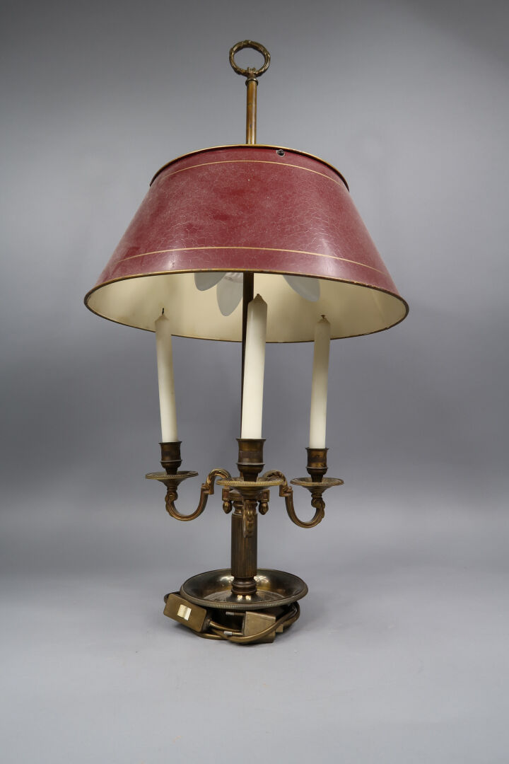 Lampe bouillotte à trois lumières en bronze et tôle laqué bordeaux - Style Loui…