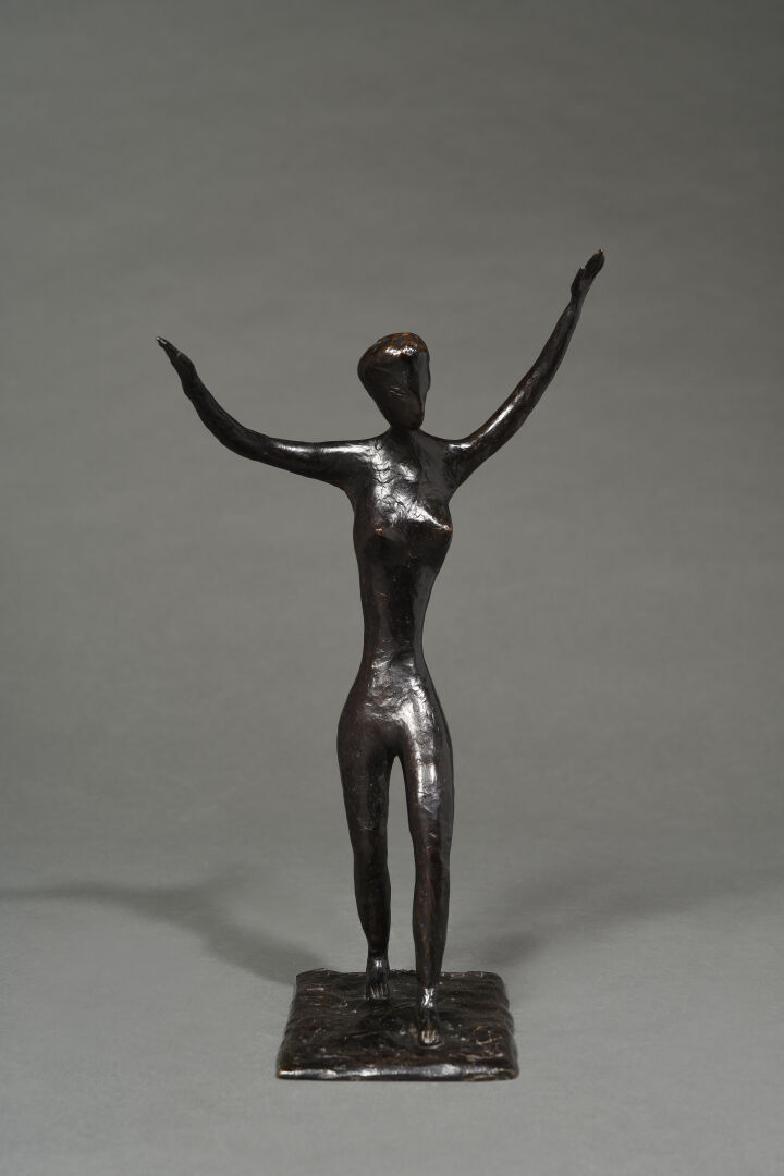 Ecole moderne - Femme nue - Bronze à patine brune nuancée de noir - Porte une s…