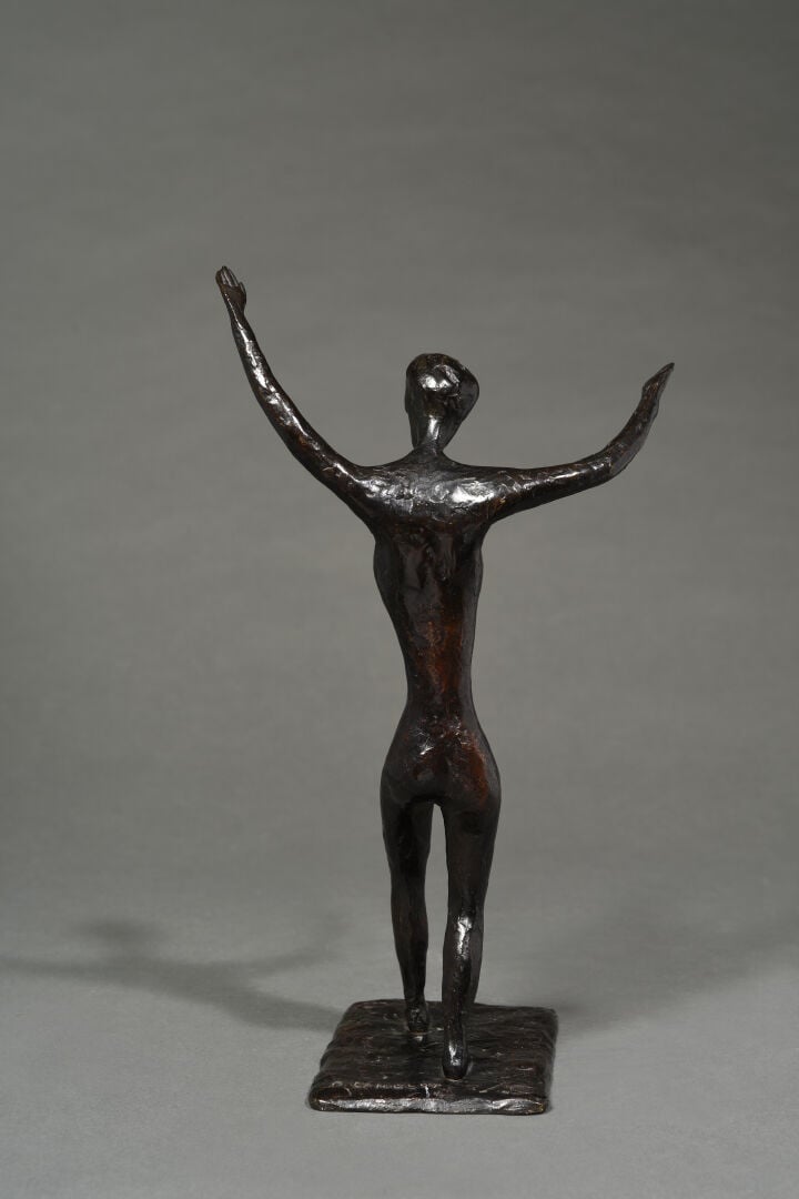 Ecole moderne - Femme nue - Bronze à patine brune nuancée de noir - Porte une s…