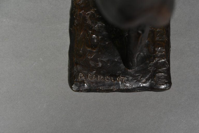Ecole moderne - Femme nue - Bronze à patine brune nuancée de noir - Porte une s…