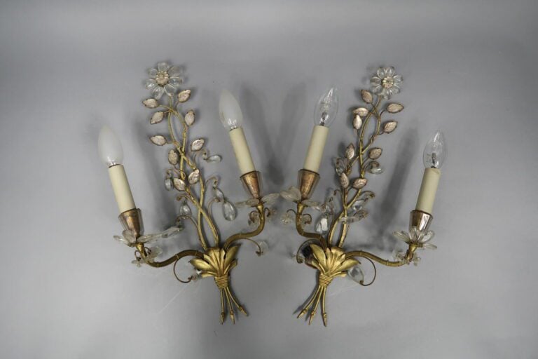 Maison BAGUES, attribué à - Paire d'appliques à deux bras de lumières en métal…