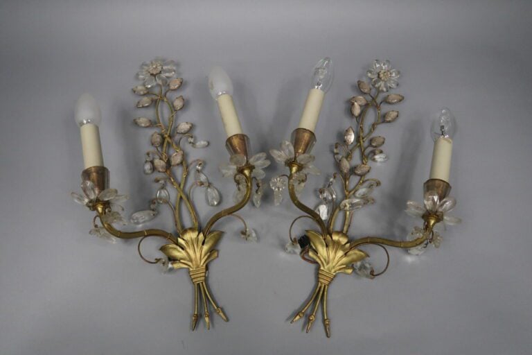 Maison BAGUES, attribué à - Paire d'appliques à deux bras de lumières en métal…