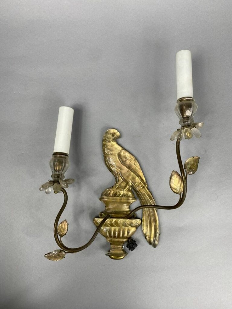 Maison BAGUES, attribué à - Applique à deux bras de lumière en métal et verre à…