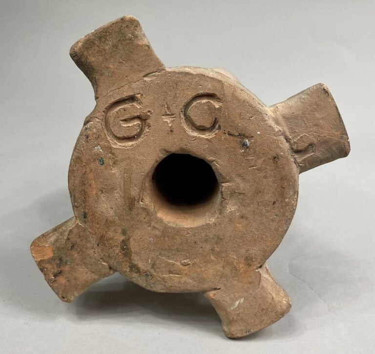 Gio COLUCCI (1892-1974) - Vase soliflore en céramique émaillée blanche et ocre…