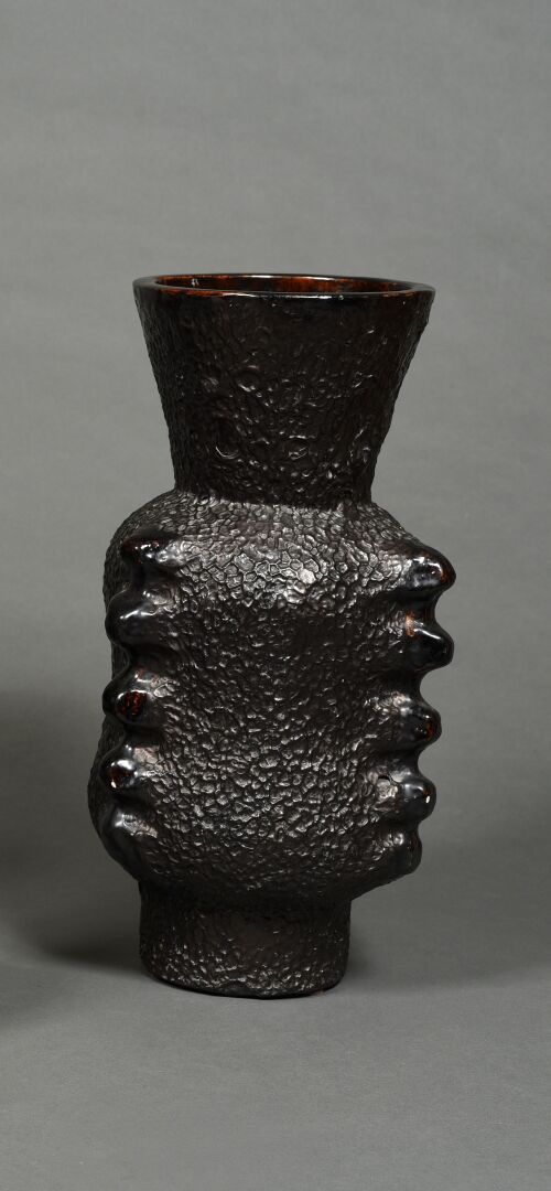 GIRAUD, à VALLAURIS - Vase en grès émaillé noir texturé - Signé sous la base -…