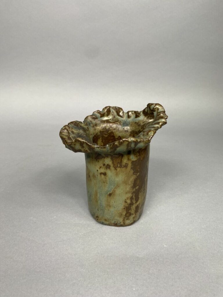 Travail FRANCAIS - Vase soliflore en céramique émaillée brune nuancée verte - M…