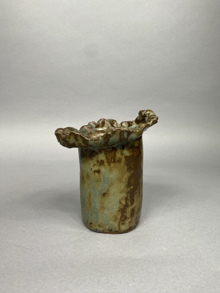 Travail FRANCAIS - Vase soliflore en céramique émaillée brune nuancée verte - M…
