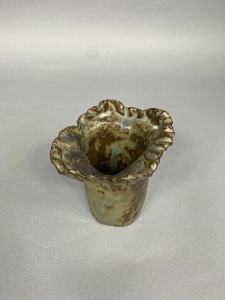 Travail FRANCAIS - Vase soliflore en céramique émaillée brune nuancée verte - M…