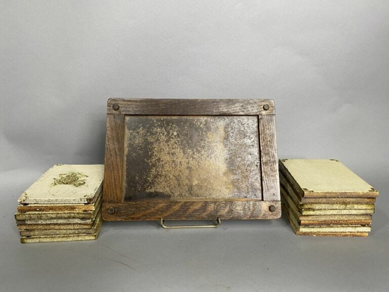 Roger CAPRON (1922-2006) - Ensemble composé de dix-sept carreaux en céramique é…