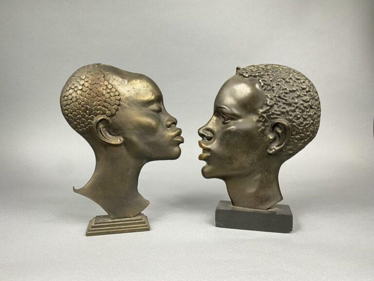 Deux sculptures en bronze patiné pouvant former pendant figurant deux têtes afr…