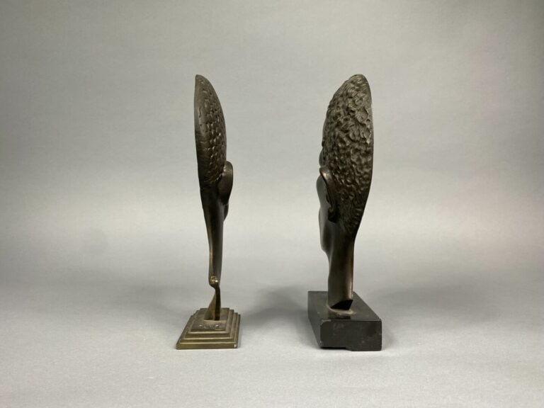 Deux sculptures en bronze patiné pouvant former pendant figurant deux têtes afr…
