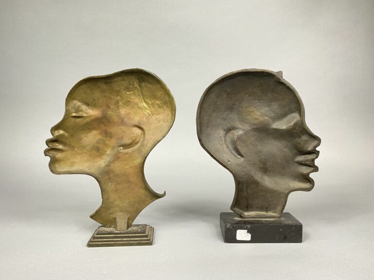 Deux sculptures en bronze patiné pouvant former pendant figurant deux têtes afr…
