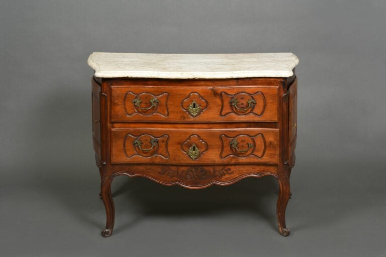 Commode sauteuse ouvrant par deux tiroirs et deux portes latérales, pieds galbé…