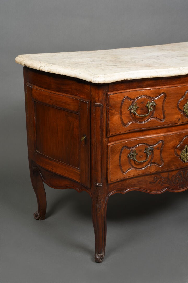 Commode sauteuse ouvrant par deux tiroirs et deux portes latérales, pieds galbé…