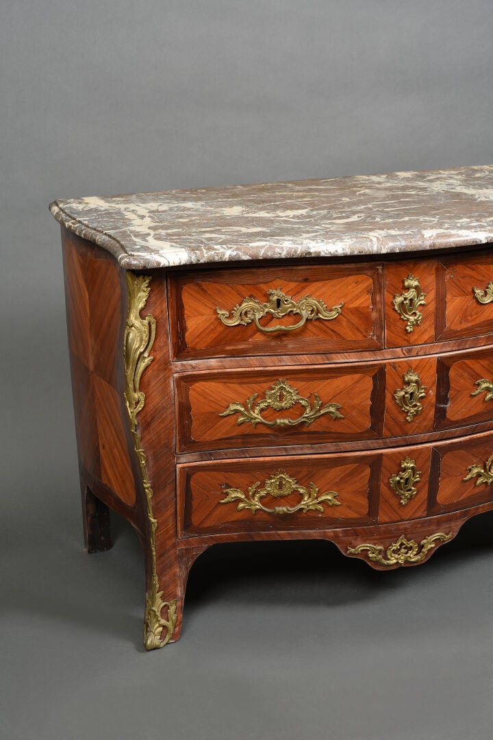 Commode à façade galbée en placage de satiné à décor en frisage et encadrement…