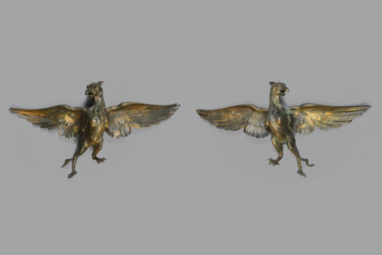 Importante paire de griffons aux ailes déployées en bronze doré sculpté et pati…