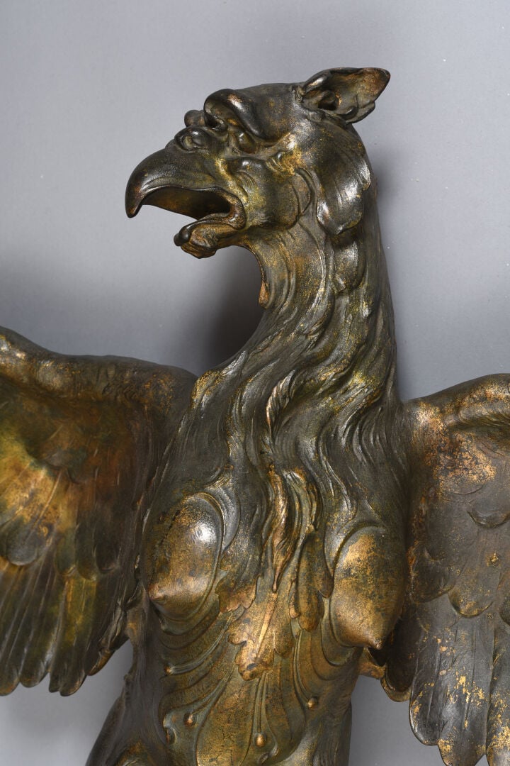 Importante paire de griffons aux ailes déployées en bronze doré sculpté et pati…
