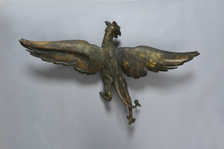 Importante paire de griffons aux ailes déployées en bronze doré sculpté et pati…