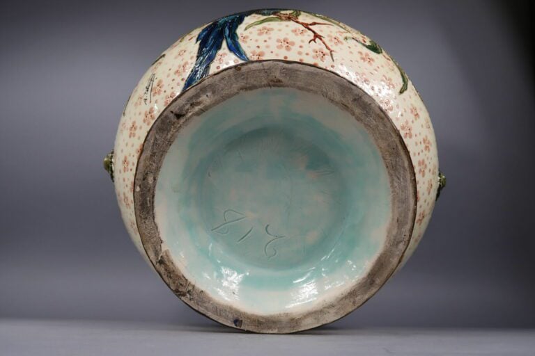 Albert-Léon LEBARQUE (1853-1939) - Cache-pot en faïence polychrome à décor de p…