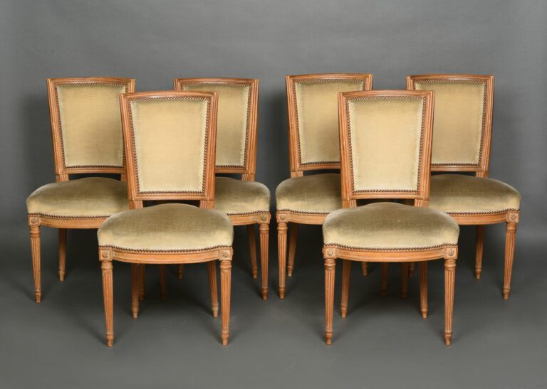Suite de six chaises en bois naturel mouluré et sculpté à dossier droit légèrem…