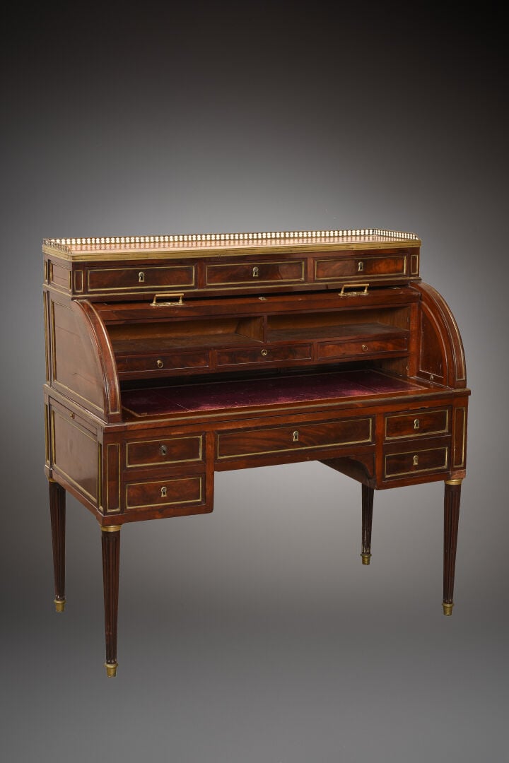 Bureau à cylindre en acajou et placage d'acajou à décor de filets ouvrant en ce…