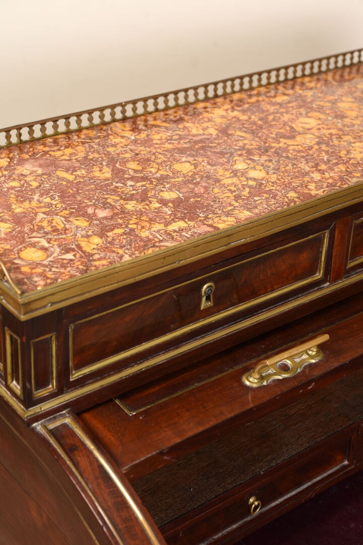 Bureau à cylindre en acajou et placage d'acajou à décor de filets ouvrant en ce…