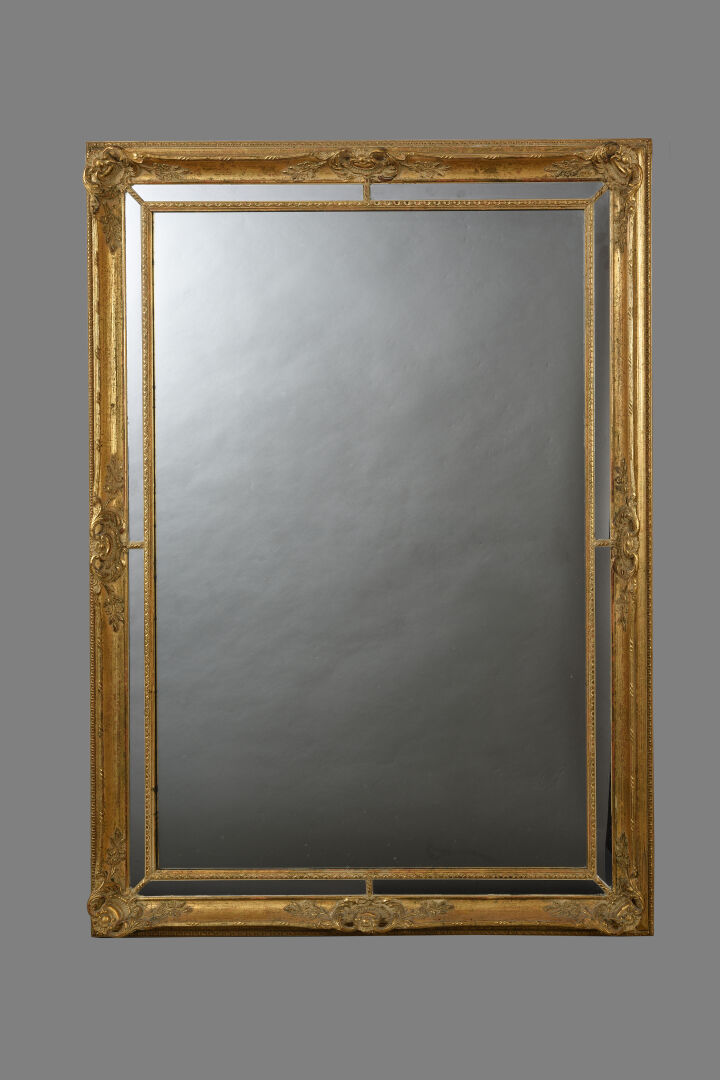 Miroir de forme rectangulaire à parecloses en bois et composition doré à décor…